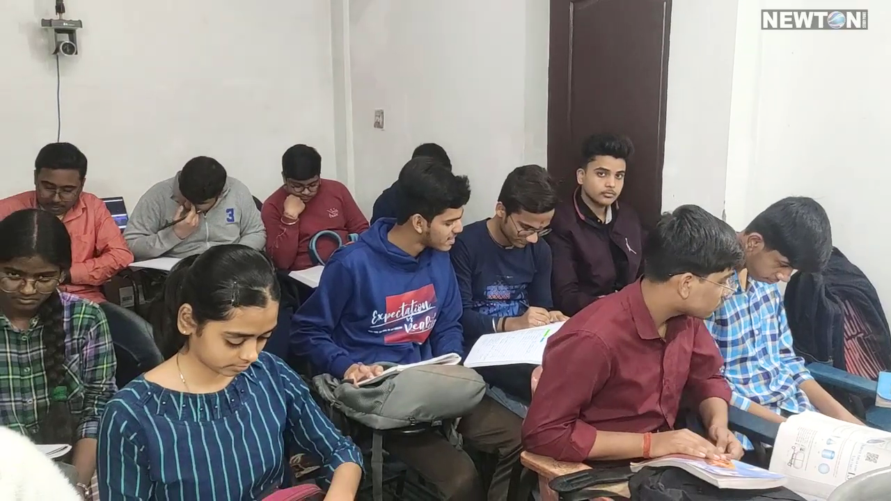 Students studying at Newton Study Point Ankur Vihar